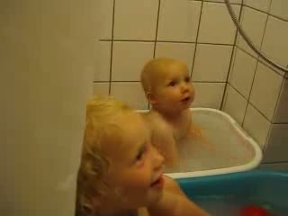 Bebe Qui Chante We Will Rock You Dans Le Bain