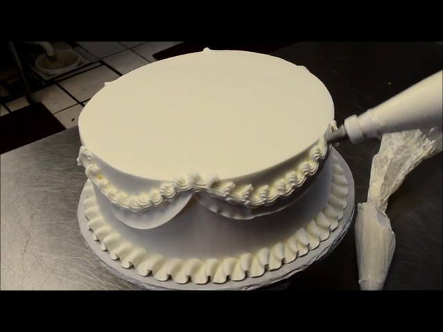 Décoration d'un gâteau d'anniversaire en 3 minutes