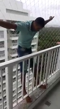 Un employé saute sur le filet de sécurité d'un balcon