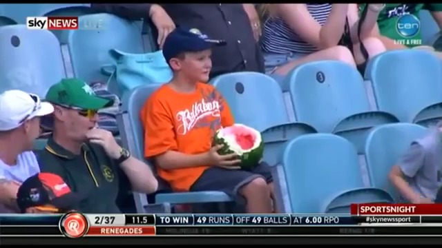 Un Garon Qui Mange Une Pastque Entire Dans Les Tribunes