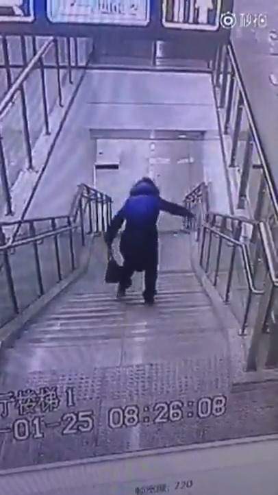 Une longue chute dans les escaliers