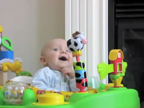 Maman Fait Peur A Son Bebe En Se Mouchant