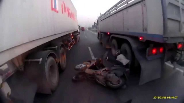 Un mec en scooter manque de se faire écraser par un camion