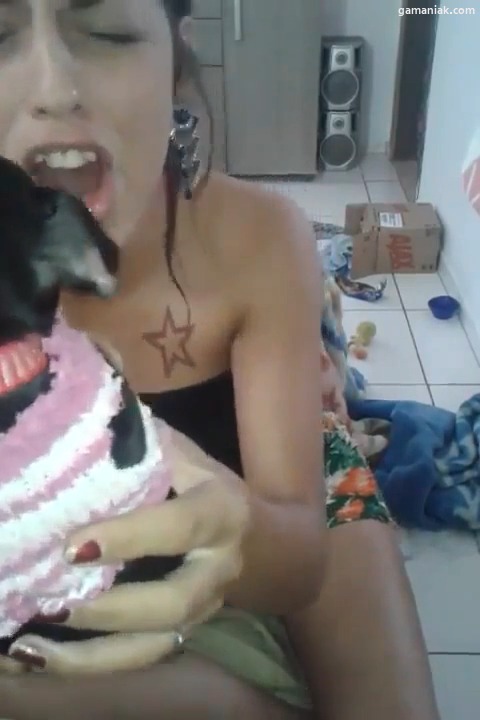 Un petit chien pisse dans la bouche de sa maîtresse qui chante
