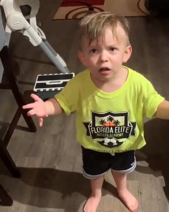 Un Petit Enfant Fache Que Sa Mere Ne Lui A Pas Fait Un Bisou